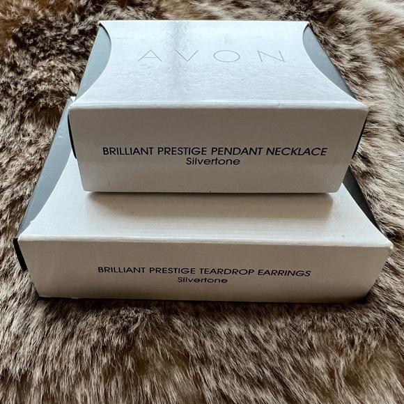 Avon brilliant prestige teardrop earrings and necklace set 2016 silvertone NIB - Picture 4 of 5